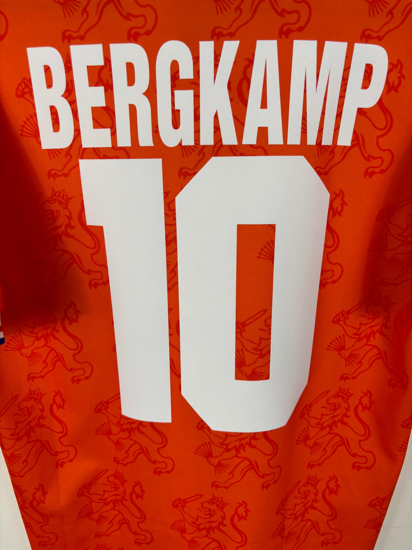 NETHERLANDS 1994 BERGKAMP #10 HOME SHIRT (M) LOTTO