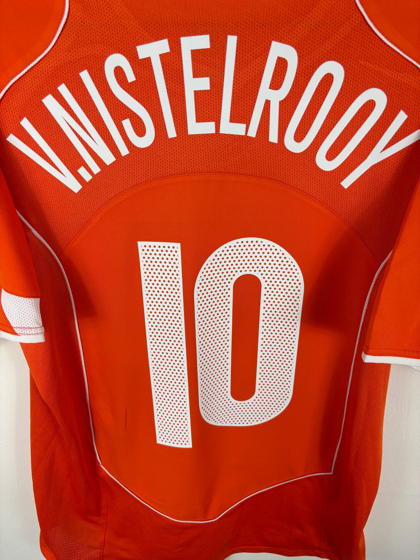 NETHERLANDS 2004 VAN NISTELROOY #10 HOME SHIRT (M) NIKE