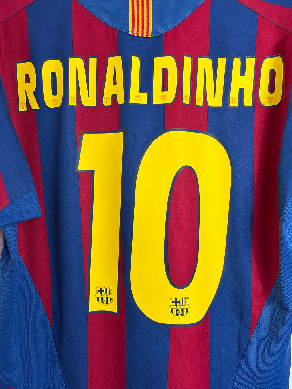 BARCELONA 2005/06 RONALDINHO #10 HOME SHIRT (M) NIKE