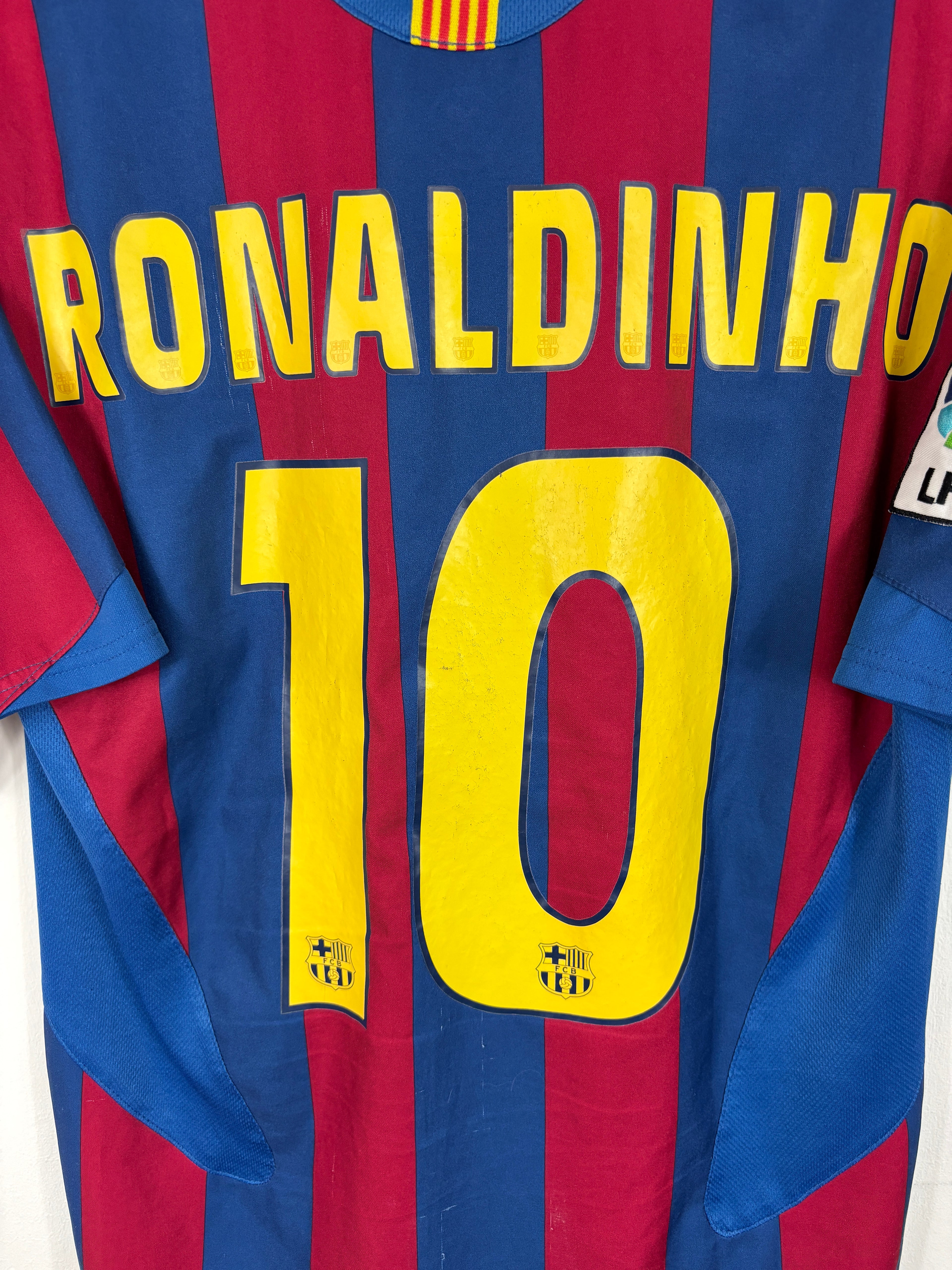 BARCELONA 2005/06 RONALDINHO #10 HOME SHIRT (M) NIKE