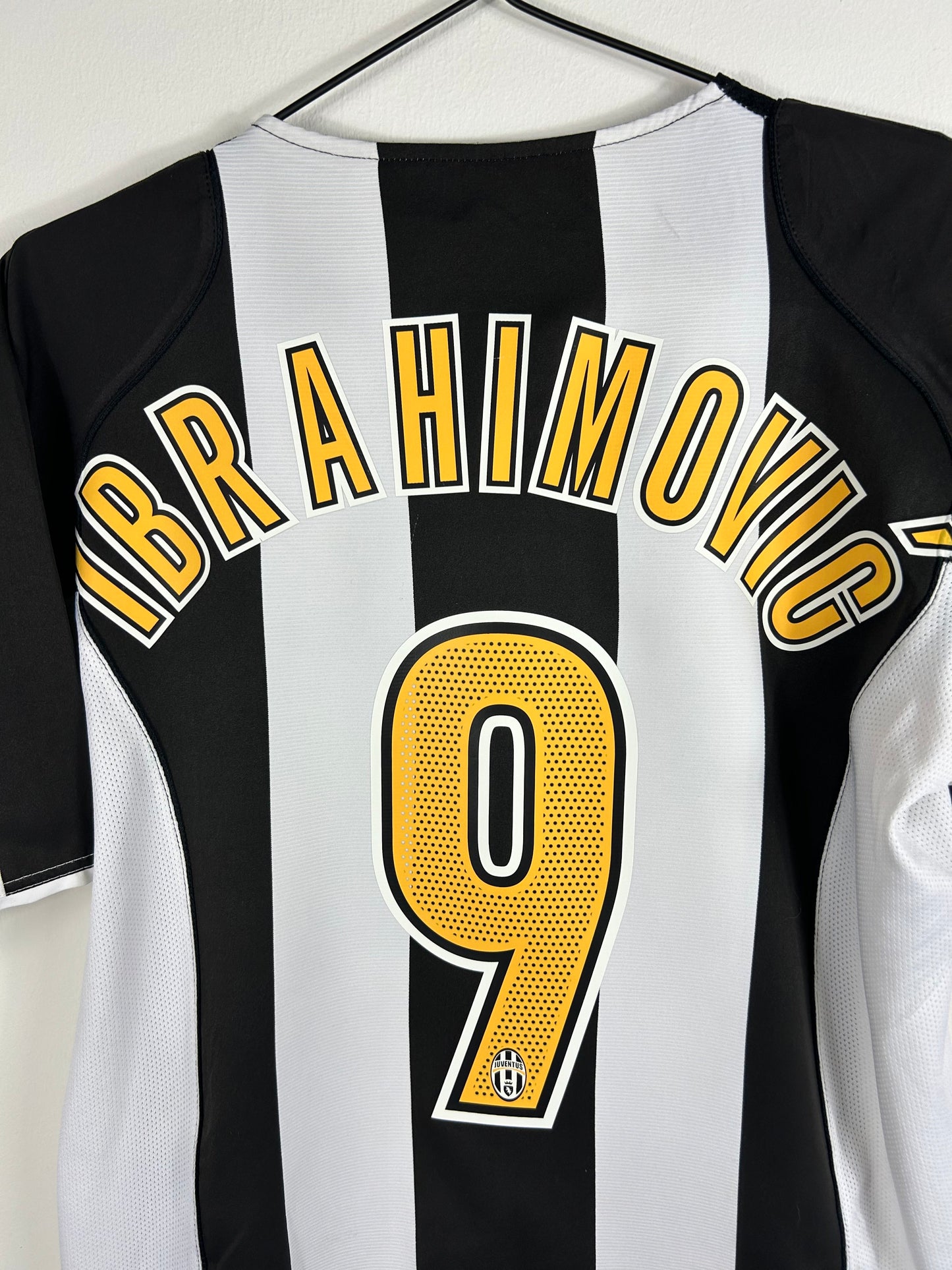 JUVENTUS 2004/05 IBRAHIMOVIC #9 HOME SHIRT (M) NIKE