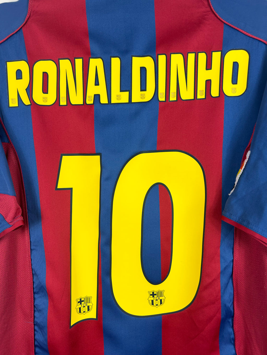 BARCELONA 2004/05 RONALDINHO #10 HOME SHIRT (M) NIKE