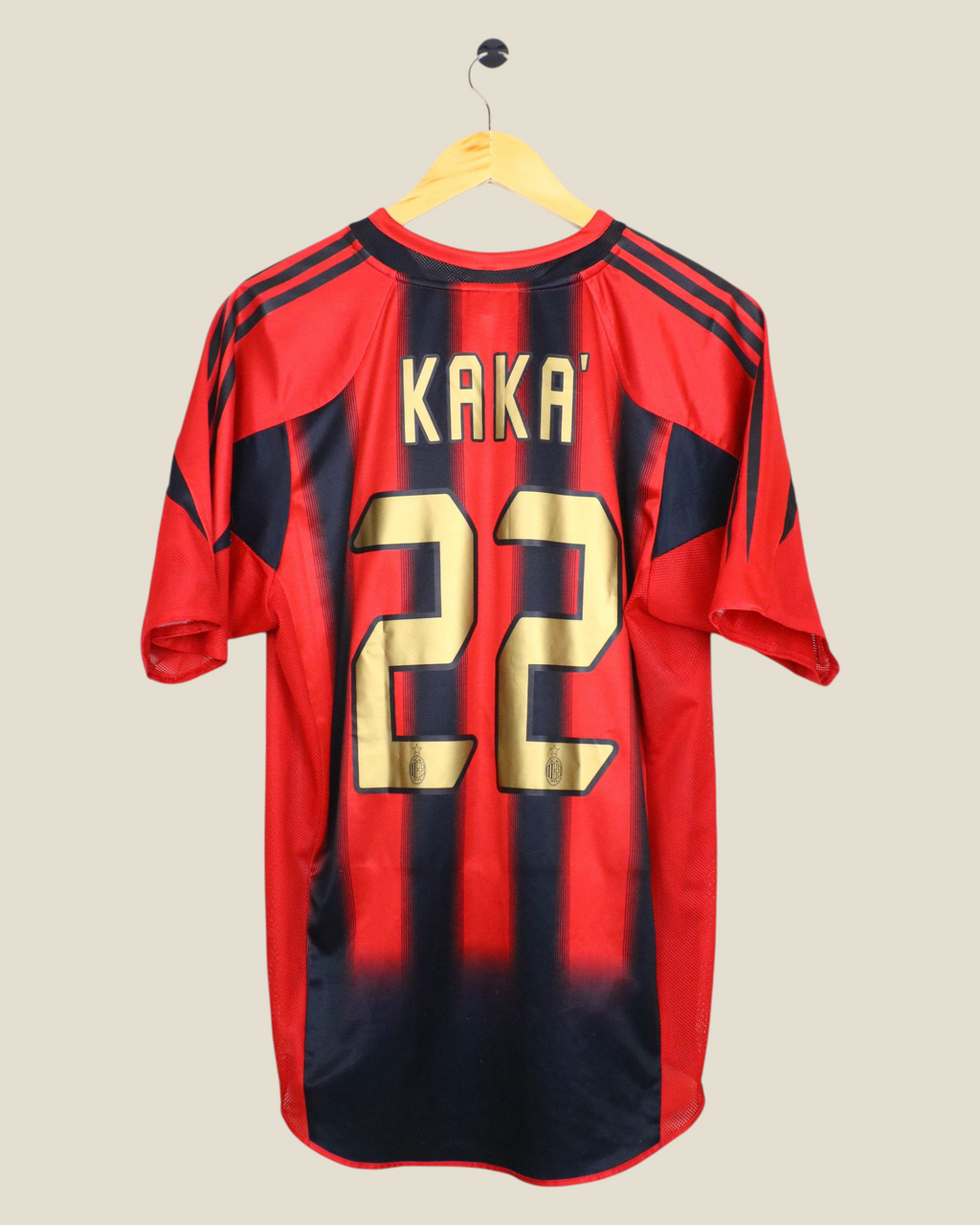 Kick Off Vintage AC Milan 2004/05 Kaka home jersey in red and black with gold number 22 on the back.