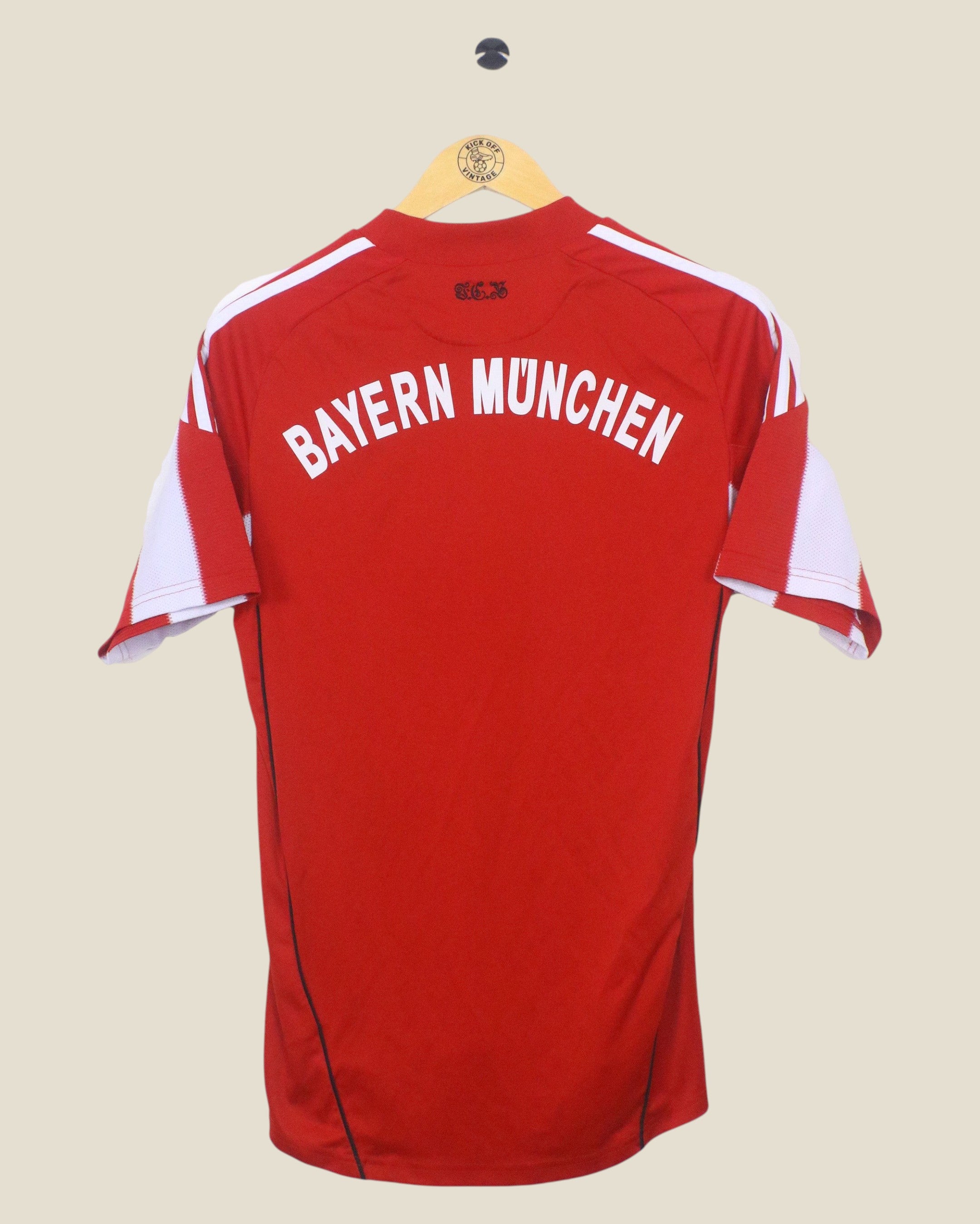 Kick Off Vintage Bayern Munich 2010/11 home football shirt in red with white lettering on the back