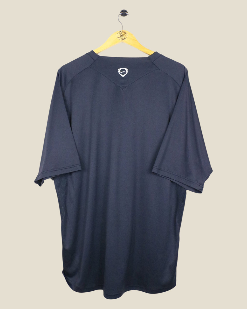 Back view of a navy blue Kick Off Vintage Manchester United 2007/08 Nike training shirt in size XXL