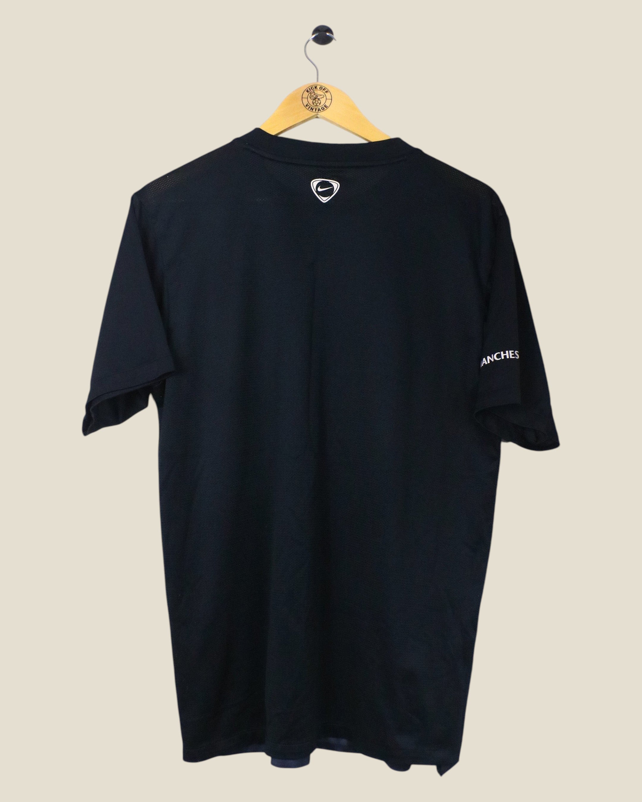 Kick Off Vintage Manchester United 2009/10 black Nike training shirt, back view with white logo detail.