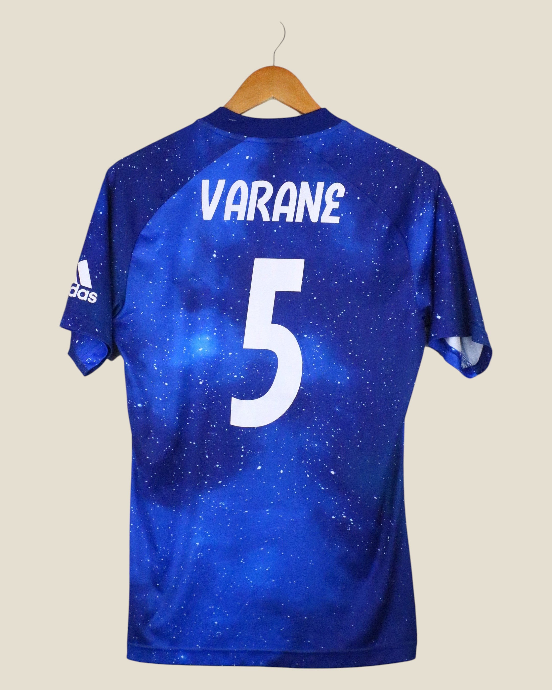 Kick Off Vintage Real Madrid 2018/19 Varane #5 voetbalshirt in blauw met sterrenstelselprint en witte bedrukking