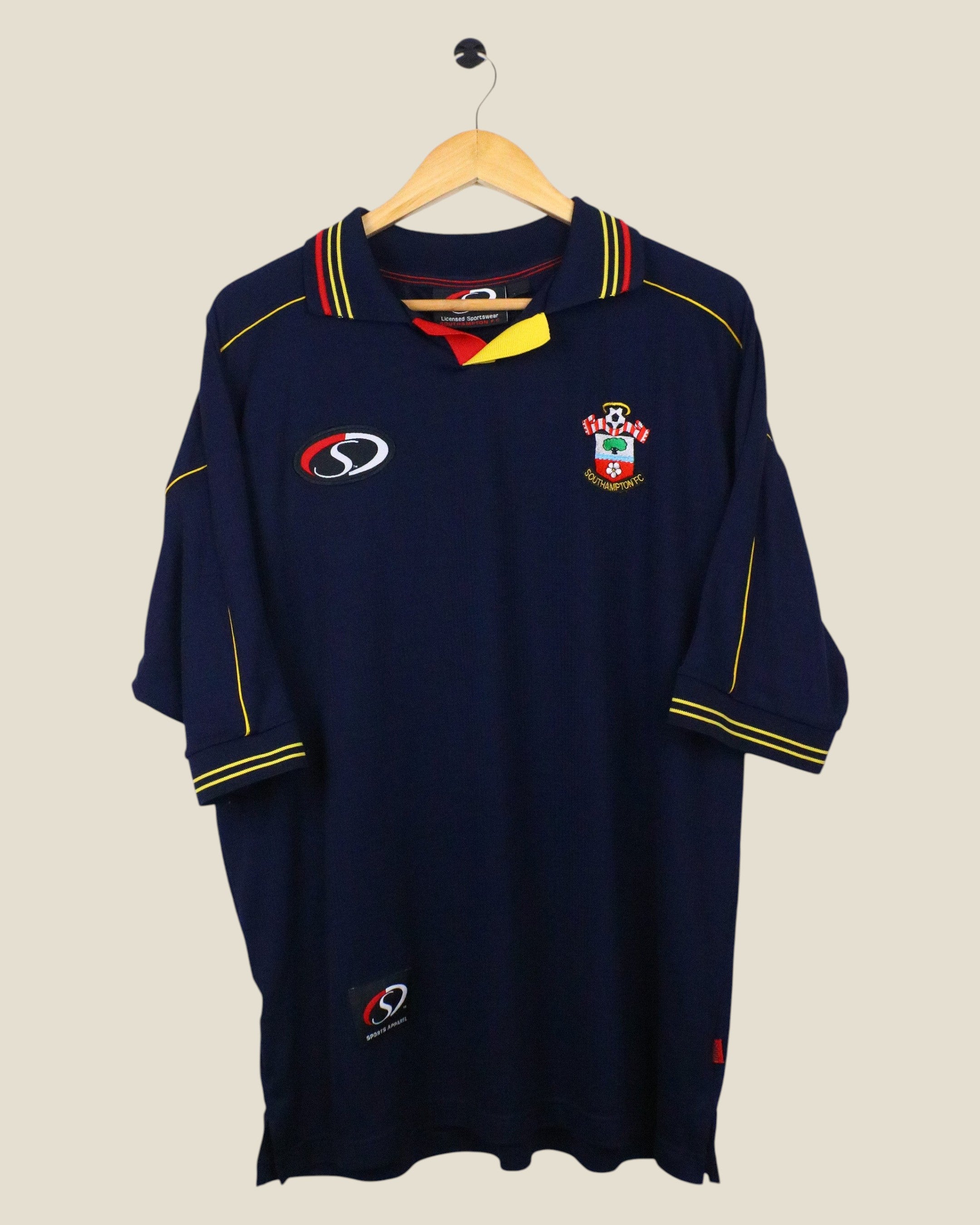 Kick Off Vintage Southampton 1999-01 away football shirt in navy blue with yellow and red collar trim